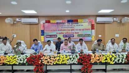 बैठक में उपस्थित प्रभारी मंत्री