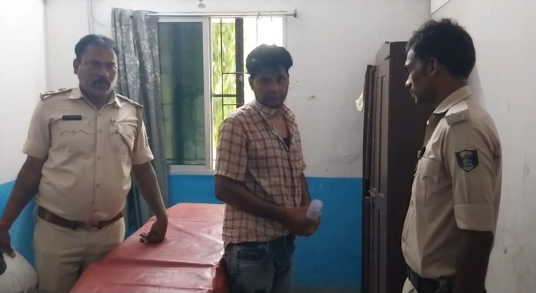 In Maharajganj police station area, people caught a young man and handed him over to the police on the charge