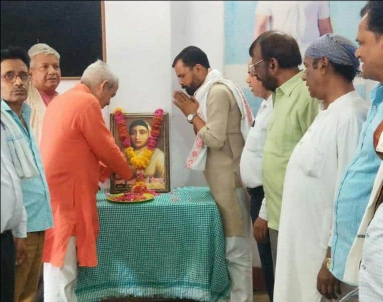 फोटो- 18-अहिल्याबाई होलकर के चित्र पर श्रद्धासुमन अर्पित करते कांग्रेसी। स्रोत: कार्यकर्ता