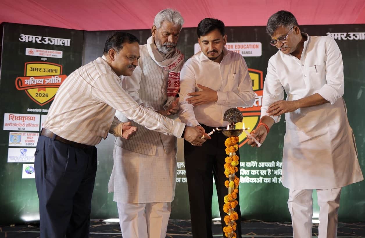 फोटो- 21 दीप प्रज्ज्वलित करते हुए मुख्य अतिथि एडीएम कुमार धर्मेंद्र व विशिष्ट अतिथि पद्मश्री उम
