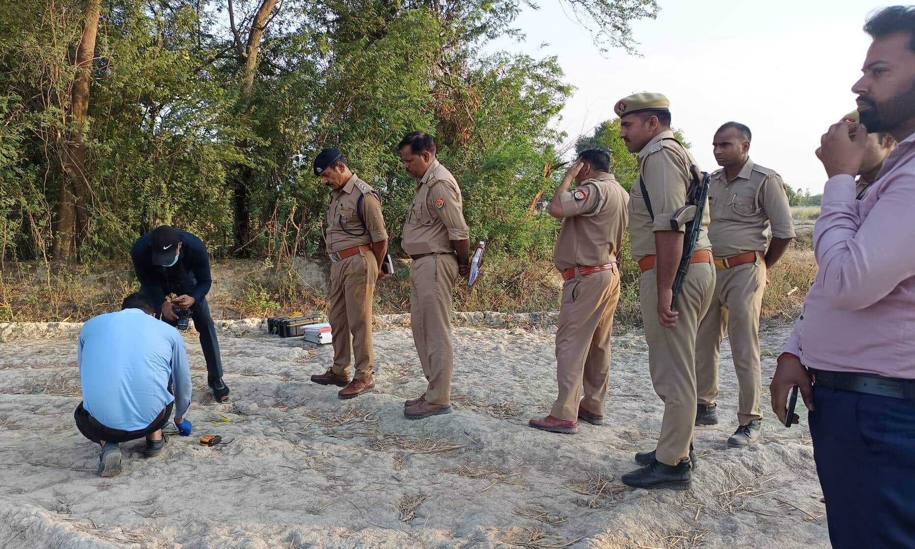 फोटो- 27-सीओ तेज बहादुर सिंह की मौजूदगी में घटना स्थल पर साक्ष्य जुटाती फॉरेंसिक टीम व मौजूद पु