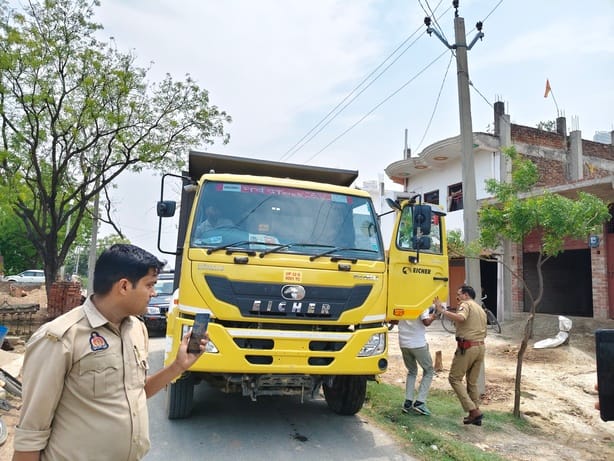 A dumper loaded with soil passing in front of the police station was seized.