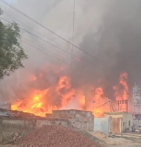Two footwear factories caught fire, two workers sustained burn injuries, one from Shahjahanpur.
