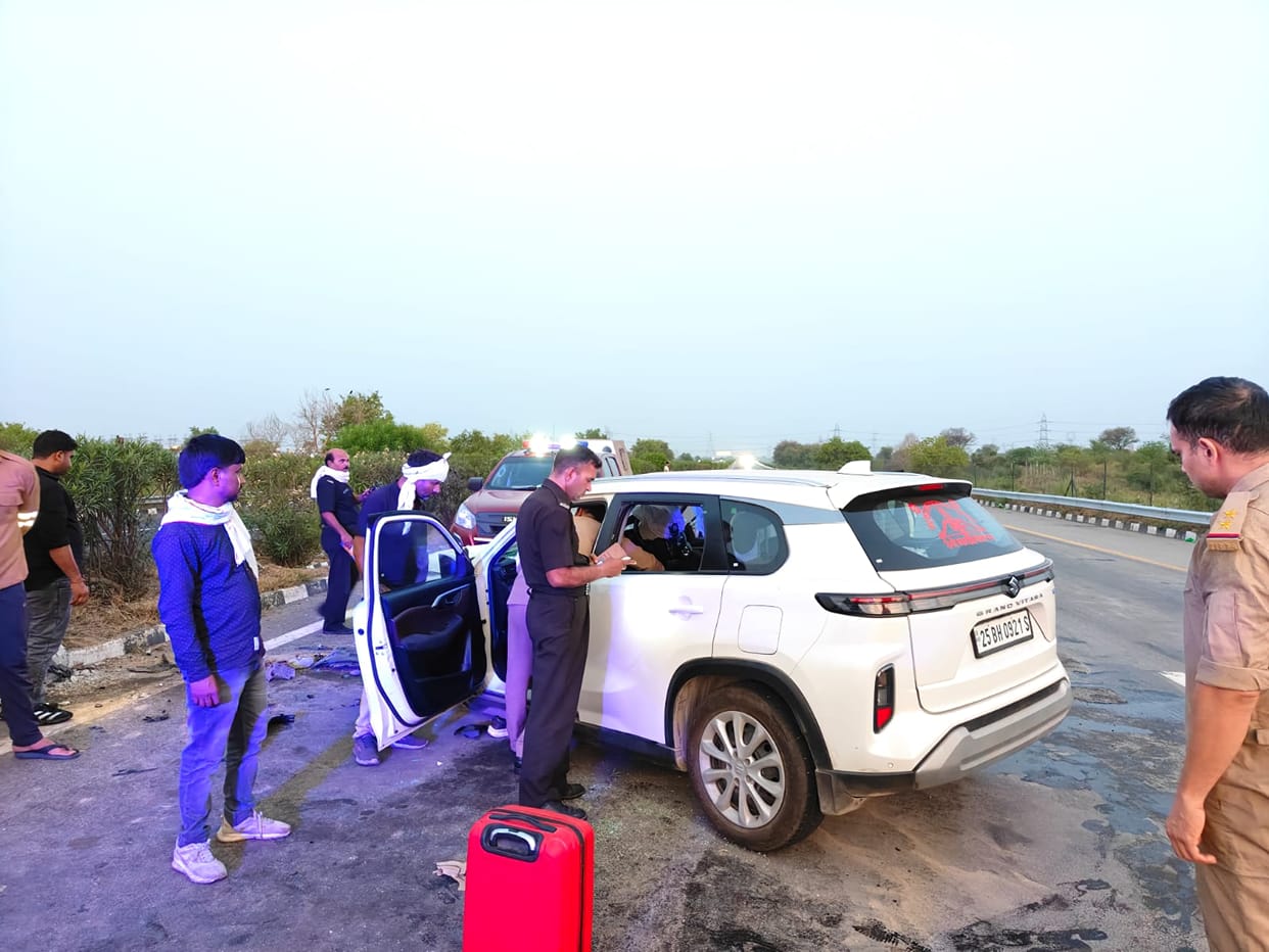 Car collides with culvert on expressway, driver dies