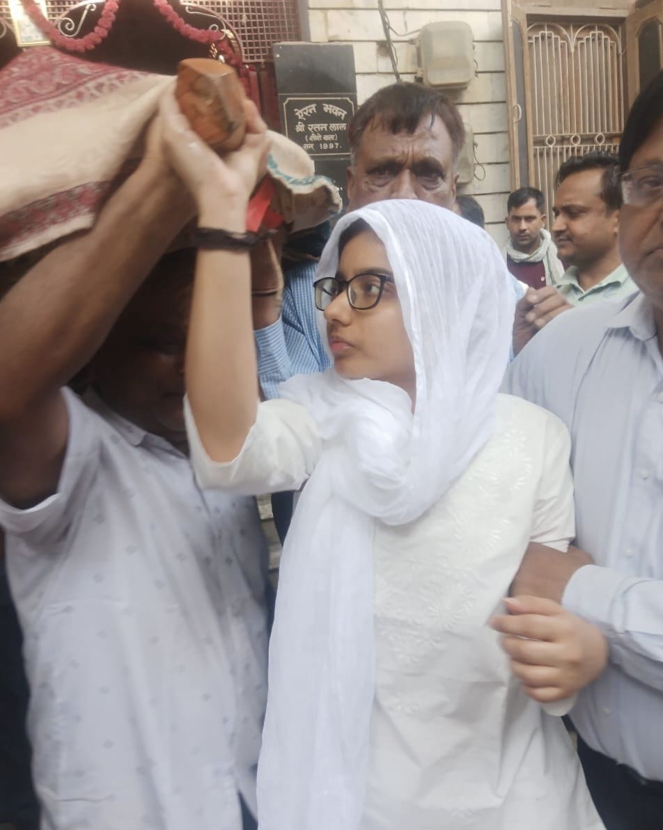 Bidding a final farewell to her mother, the daughter fulfilled her filial duty.