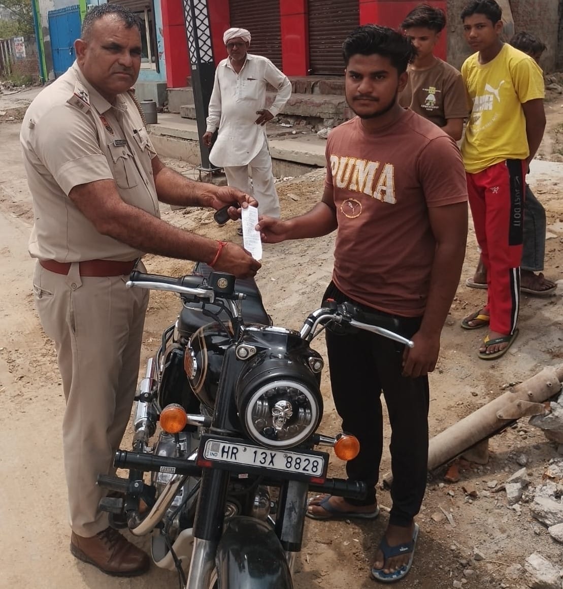 Bullet impounded for violating rules, challan of Rs 22 thousand