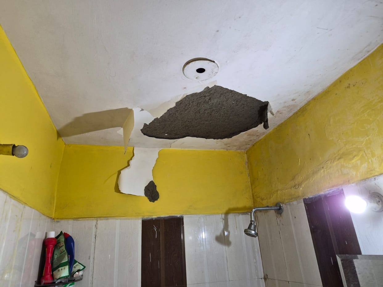 Plaster of flat's bathroom collapsed, no one injured