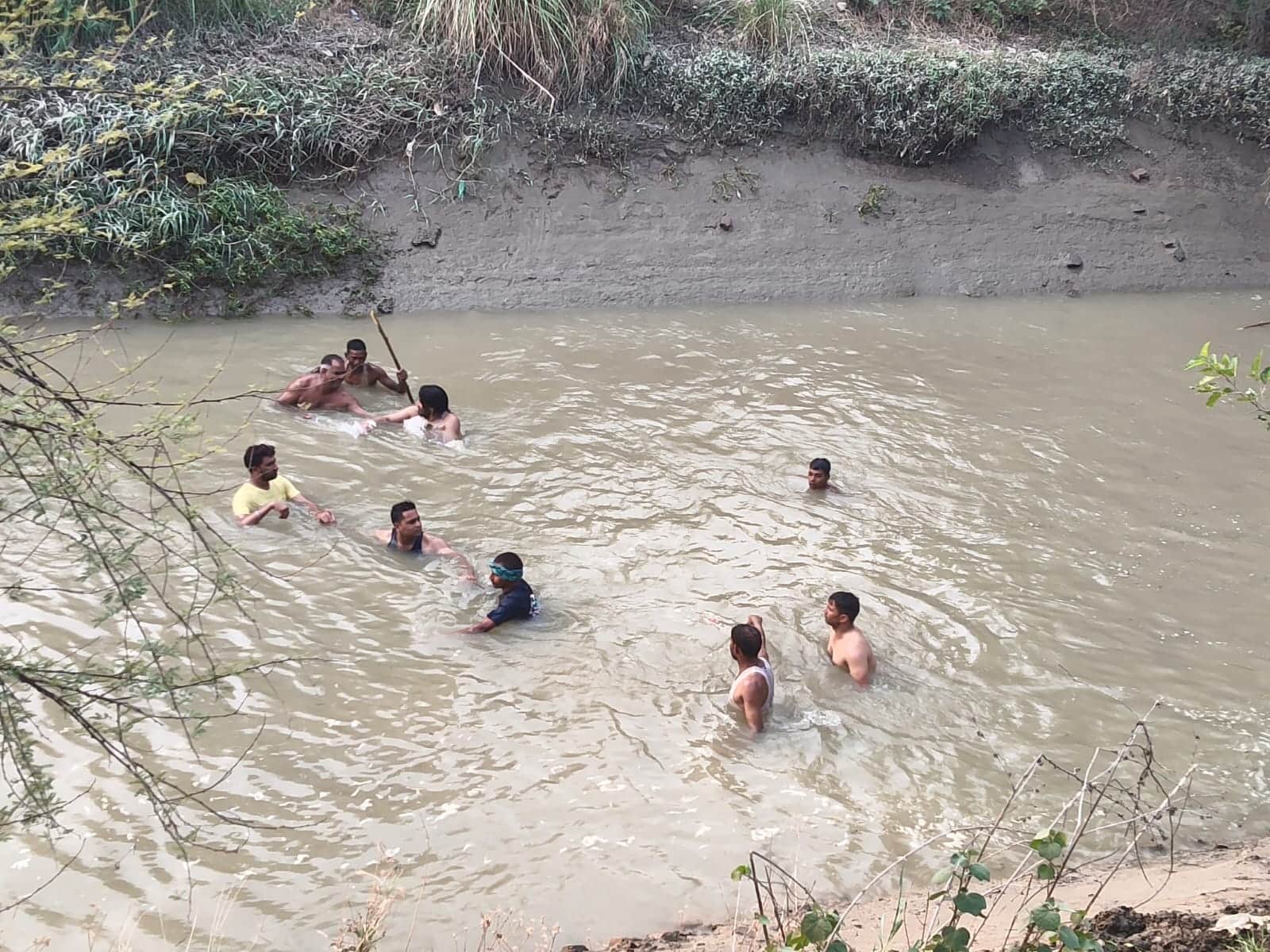 गांव बव्वा के पास जवाहरलाल नेहरू नहर में डूबे युवकों मानव श्रंखला बनाकर सर्च अभियान चलाते स्थ