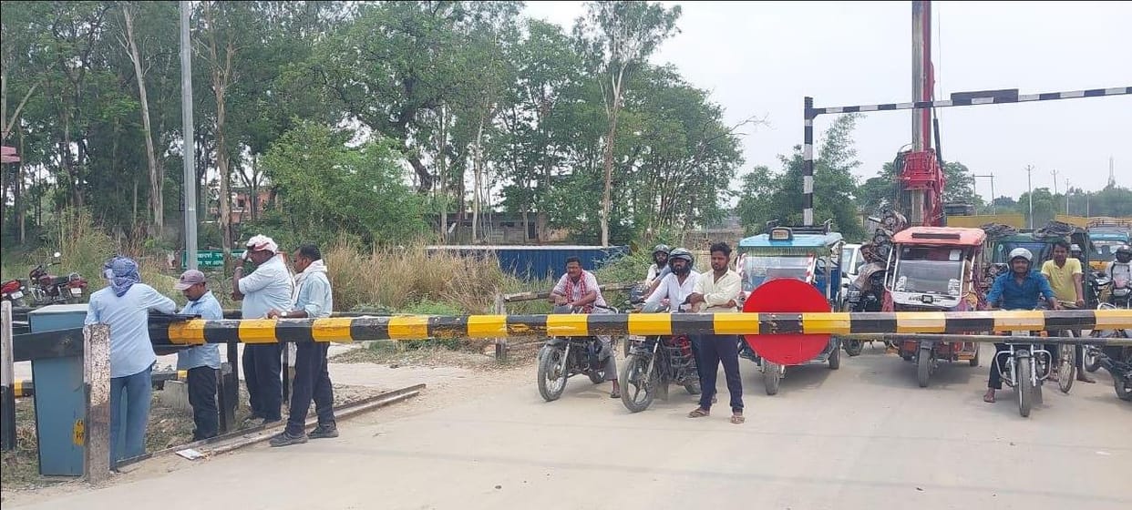Gate broken due to collision with e-rickshaw while closing crossing