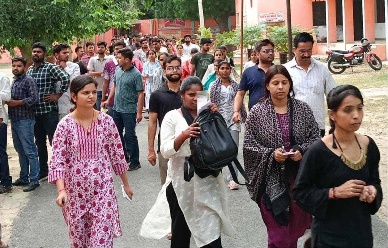 जीआईसी से परीक्षा देकर निकलते अभ्यर्थी। संवाद