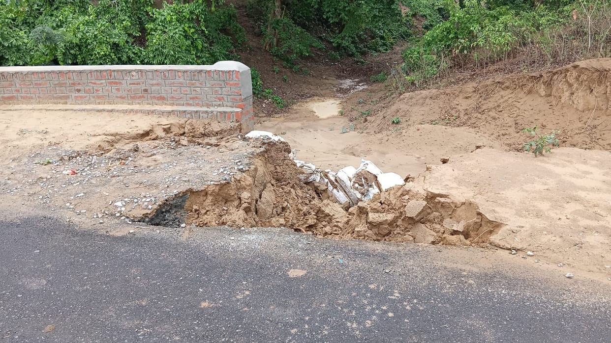 The culvert on the Jadaura-Kaparaha road collapsed in the rain