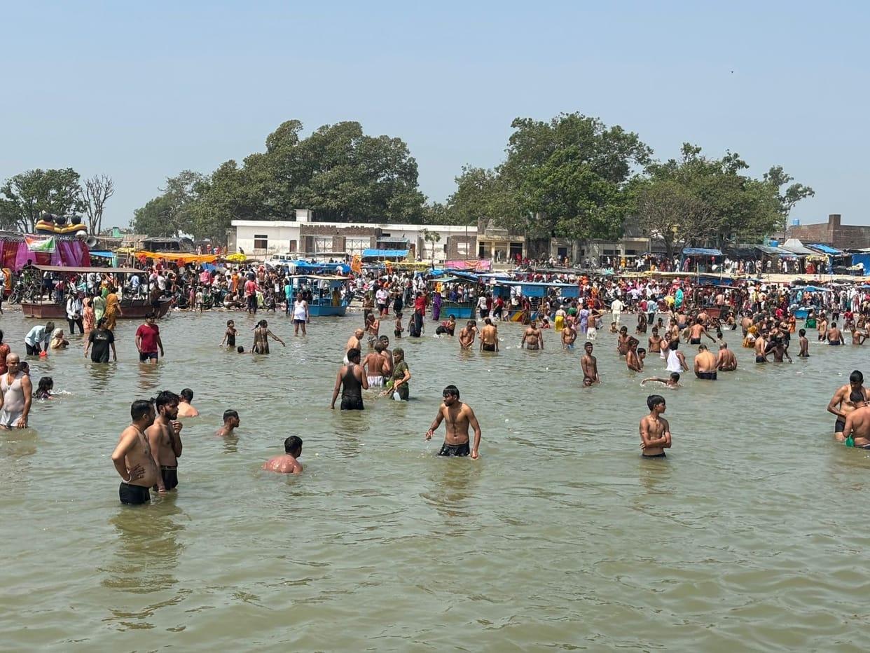 Jayeshtha Purnima: Devotees filled with faith by taking a dip in the Ganga