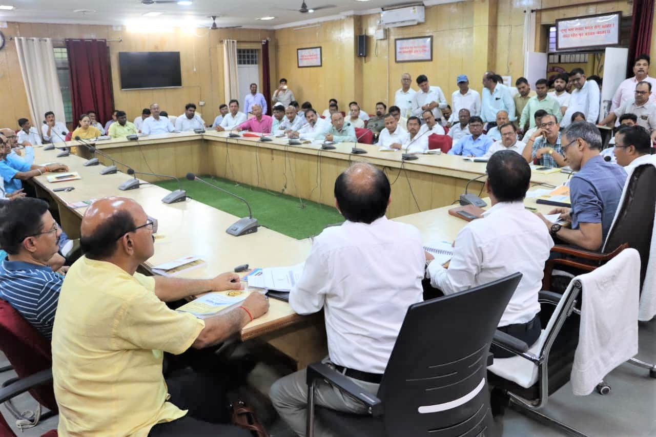 कलेक्ट्रेट सभागार में टीजीटी परीक्षा को लेकर बैठक करते सीआरओ अजय कुमार तिवारी। सूचना विभाग