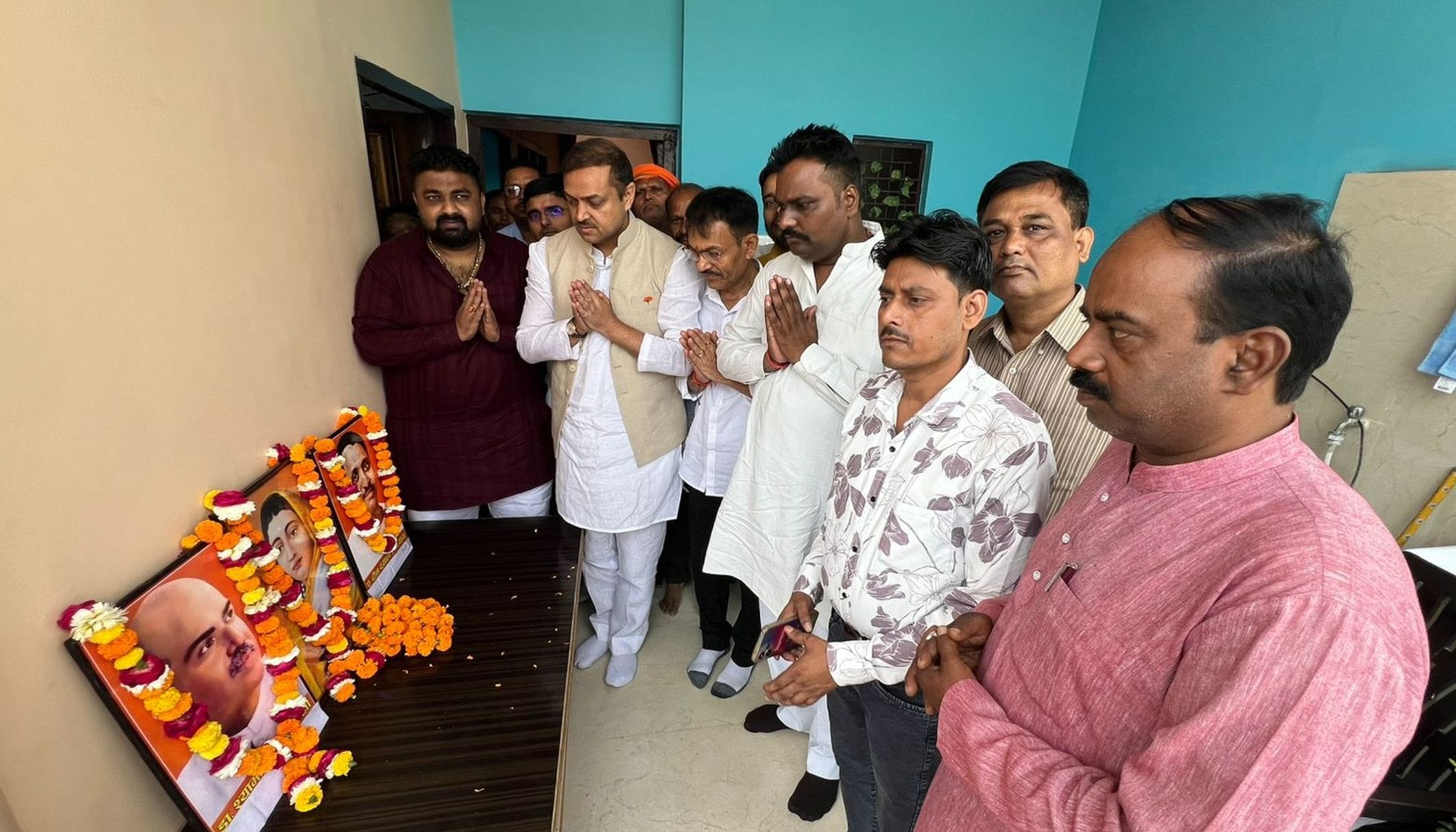 कैलाश आश्रम स्थित वार्ड में अहिल्याबाई होल्कर की 301 वीं जयंती पर पुष्पांजलि अर्पित करते एमएलस