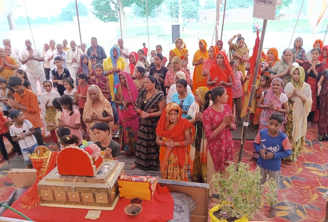 Devotees became emotional upon hearing the episode of the friendship between Lord Krishna and Sudama.