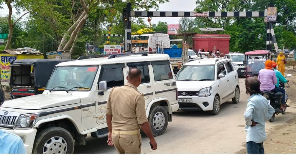 Jam at Kusmi railway crossing due to truck breakdown