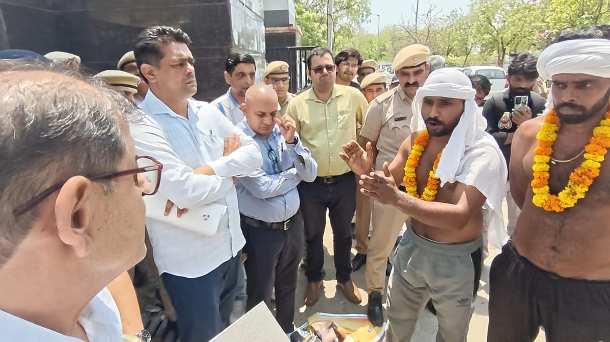 Farmers walked half-naked to the Mini Secretariat after not receiving their insurance claims