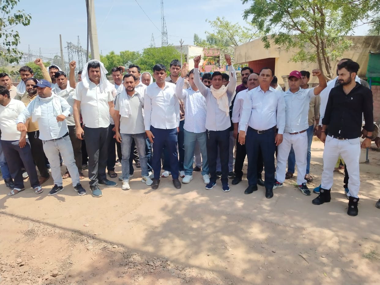 Employees expressed anger over the suspension of JE in the gate meeting.