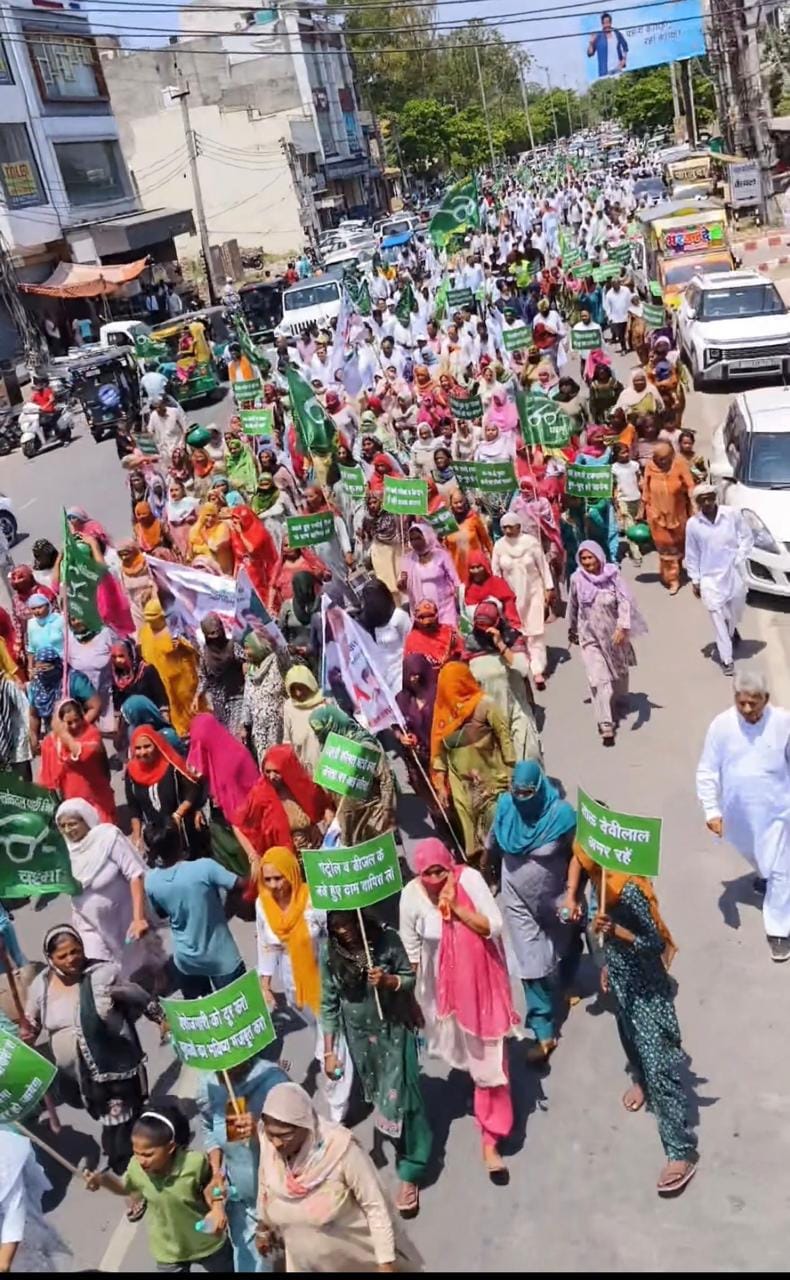 INLD staged a strong protest against inflation, broke pots in Kaithal