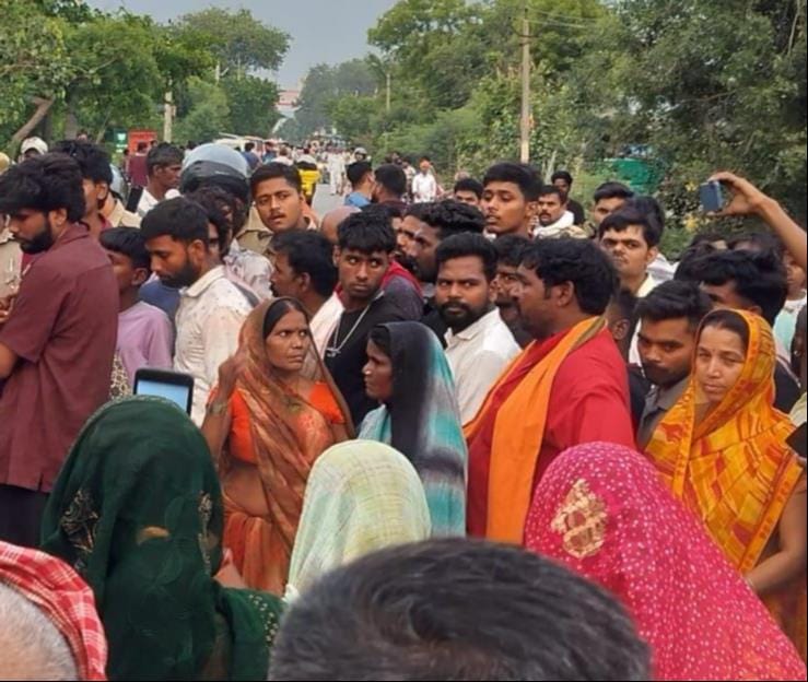 Injured girl dies, road blockade imposed to demand compensation
