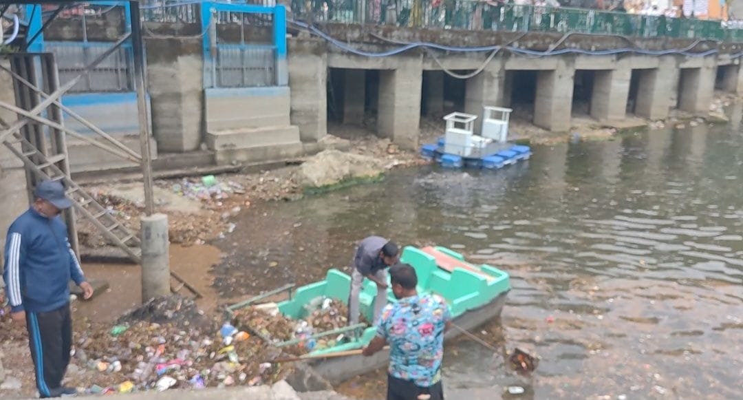 Dirt spread in Naini Lake after rain