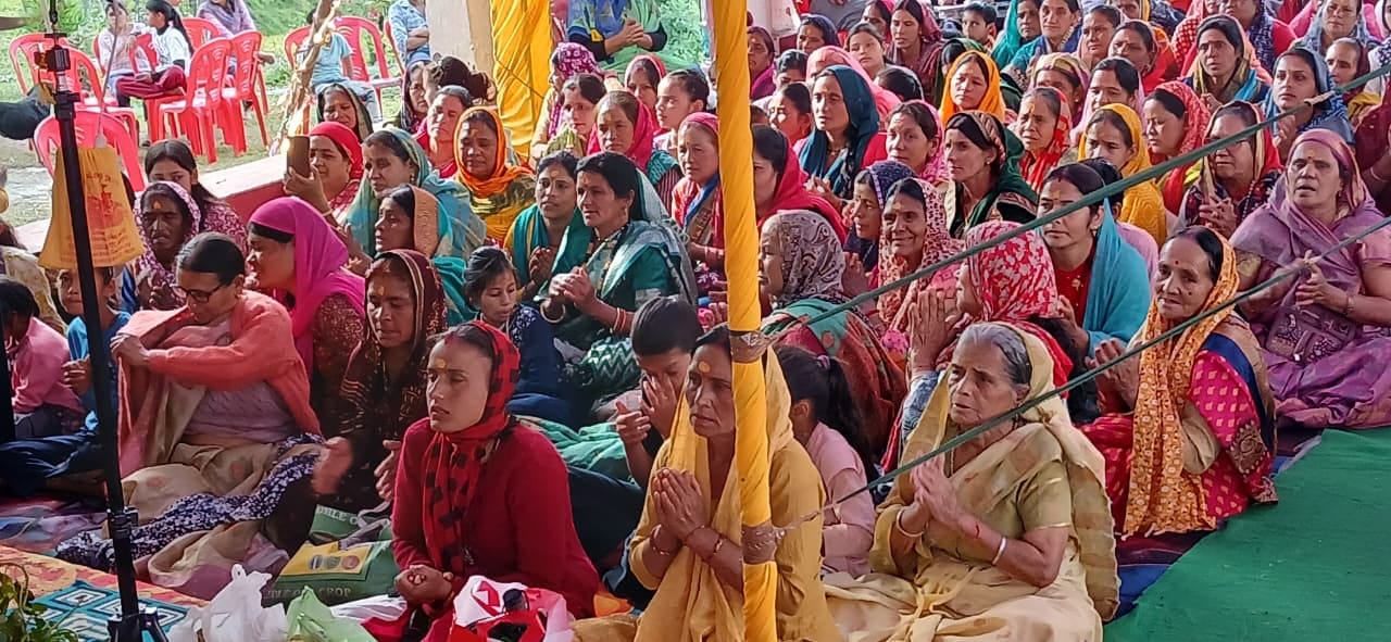 नंदासैण के सिद्धपीठ शैलेश्वर महादेव धाम शैलेश्वर में आयोजित शिवमहापुराण कथा में मौजूद श्रद्धालु