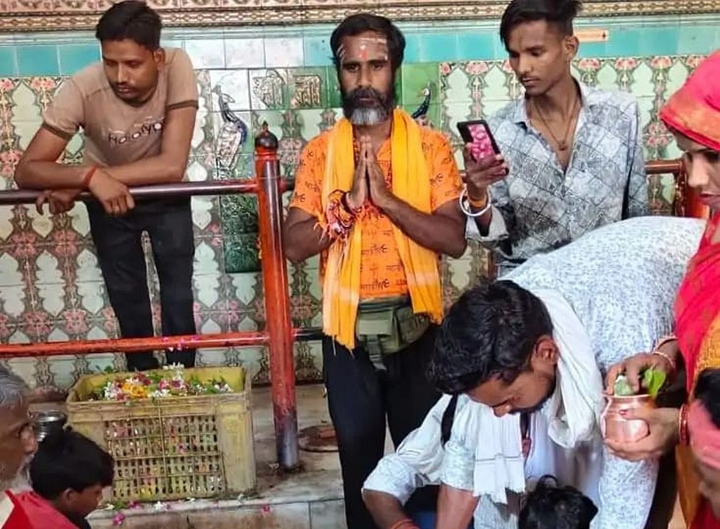 पश्चिम बंगाल से पैदल यात्राकर महादेवा पहुंचकर पूजा पाठ करते श्रद्धालु। 