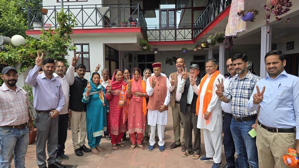 पंचायत प्रतिनिधि पूर्व मुख्यमंत्री प्रेम कुमार धूमल के साथ। स्रोत : जागरूक पाठक