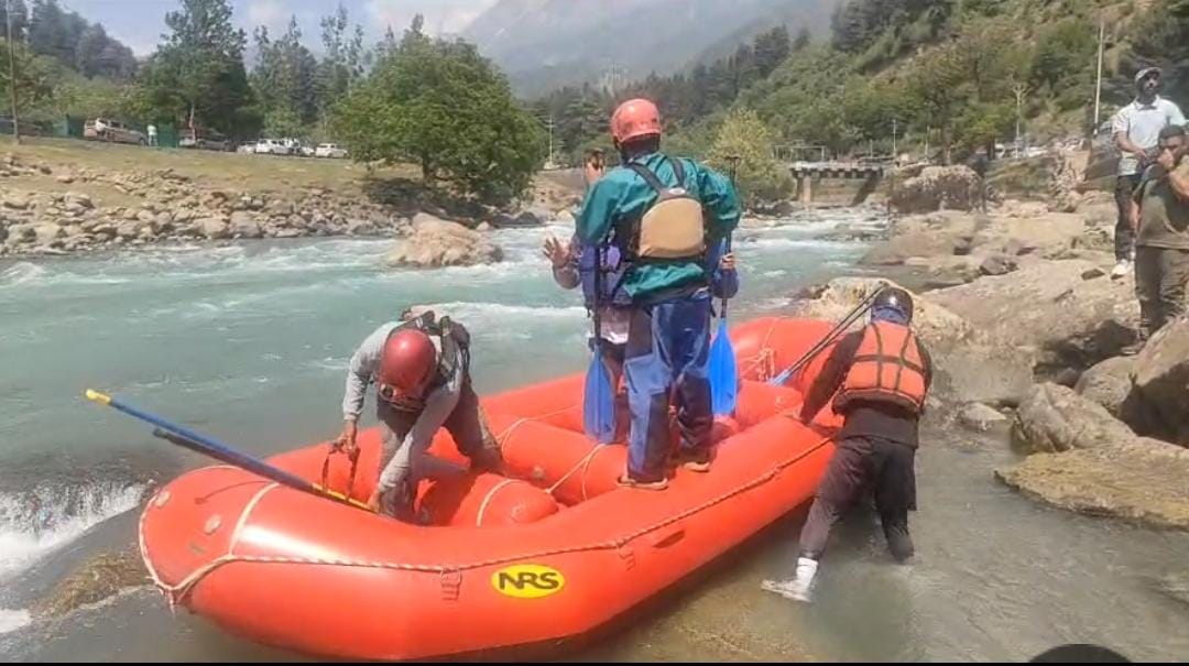 Srinagar, Father Jump River, Save Son, PS Liddhar, Laganbal