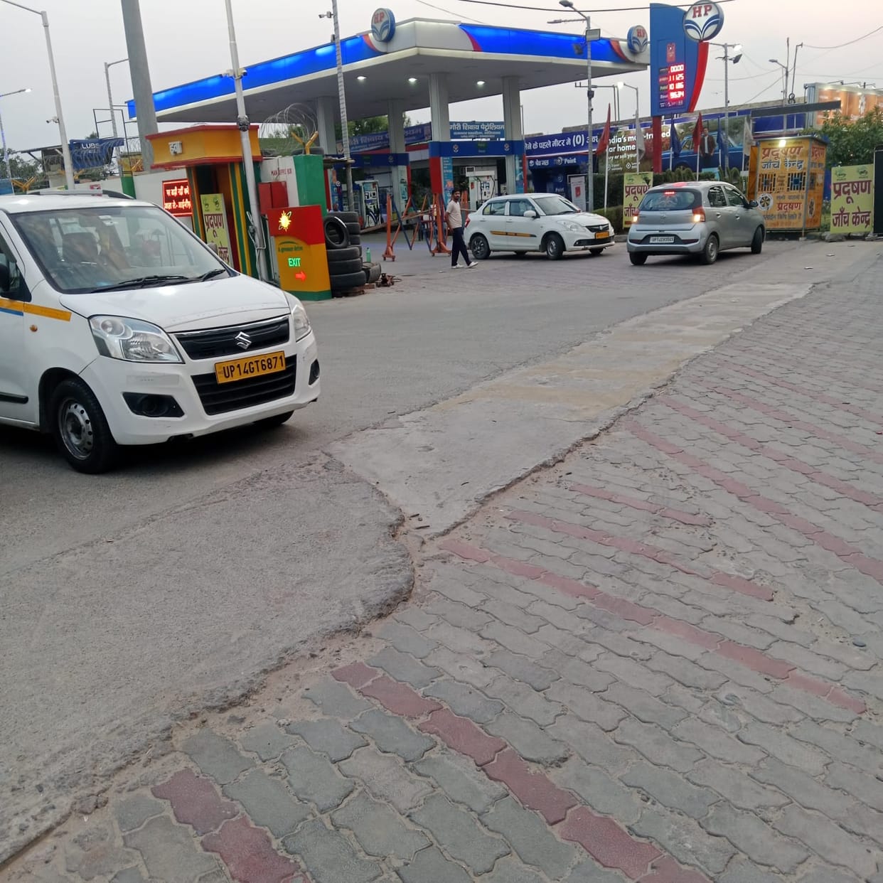 Many petrol pumps in the district are dry, crowds gather at the open ones