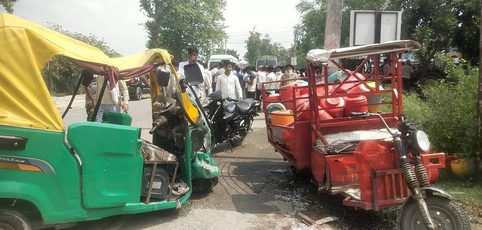 रेउसा में हादसे के बाद क्षतिग्रस्त खड़े वाहन। संवाद