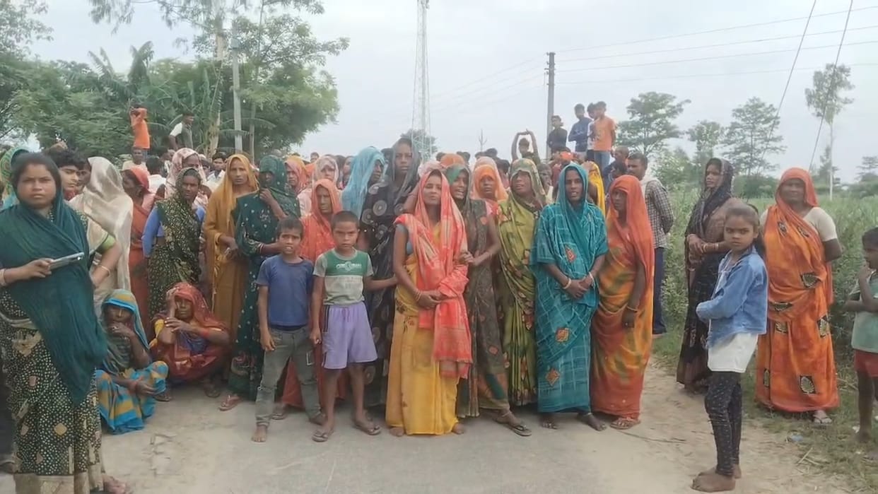 The family blocked the road by placing the dead body and agreed on the arrest of the husband