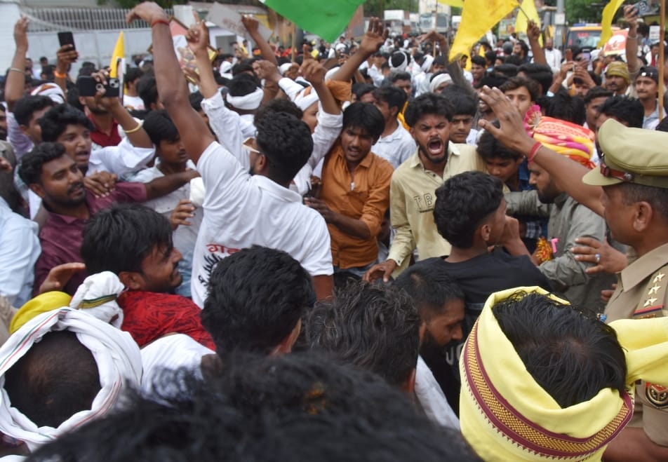 In the summer without any luggage, there was a scuffle with the police.