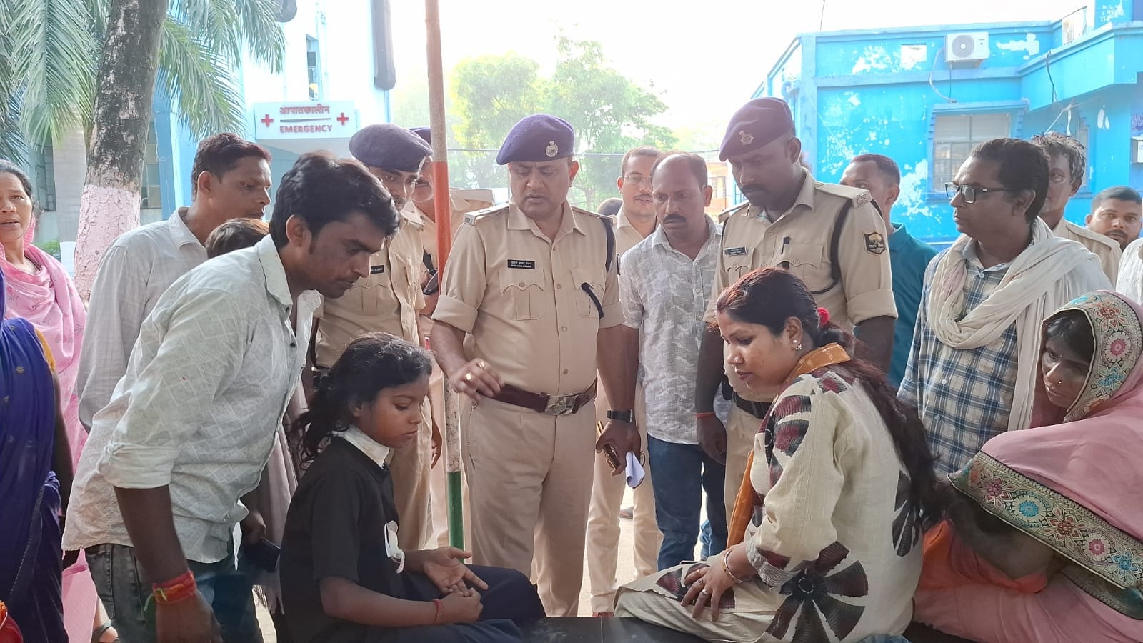 अस्पताल में जांच करते पुलिस पदाधिकारी
