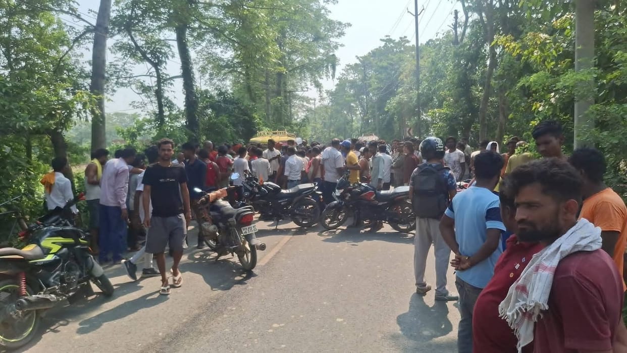two friends died in road accident who went to join computer class today people block road Muzaffarpur Bihar