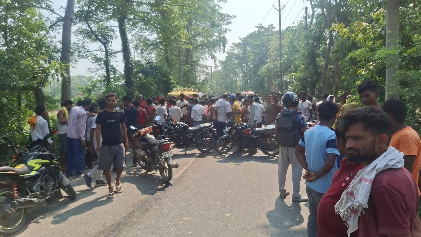 हादसे के बाद लगी भीड़