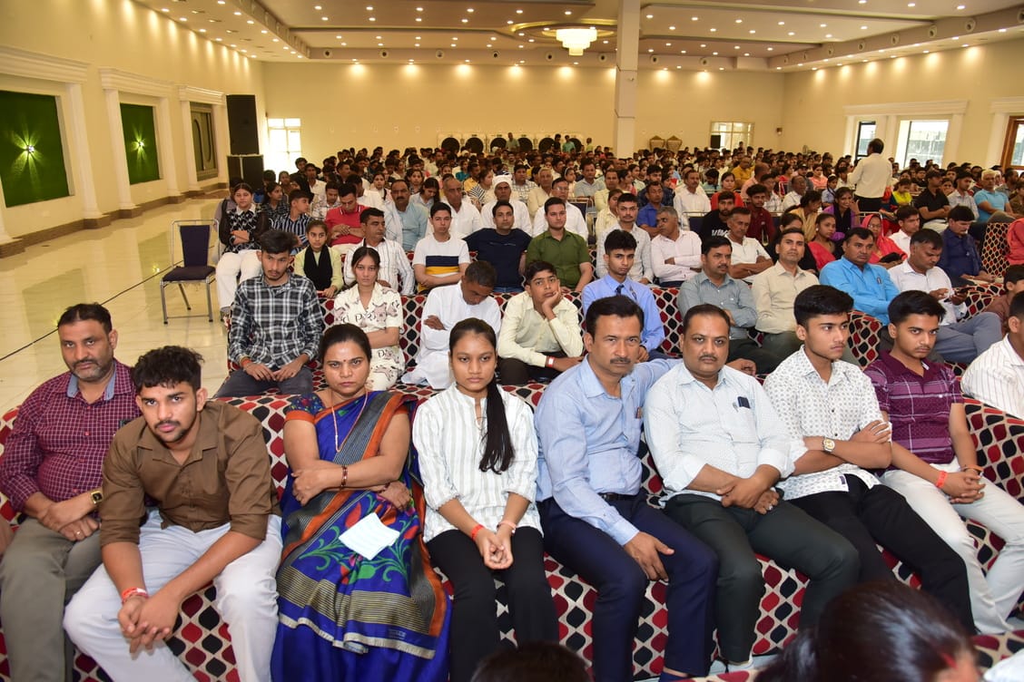 Amar Ujala honored the meritorious students