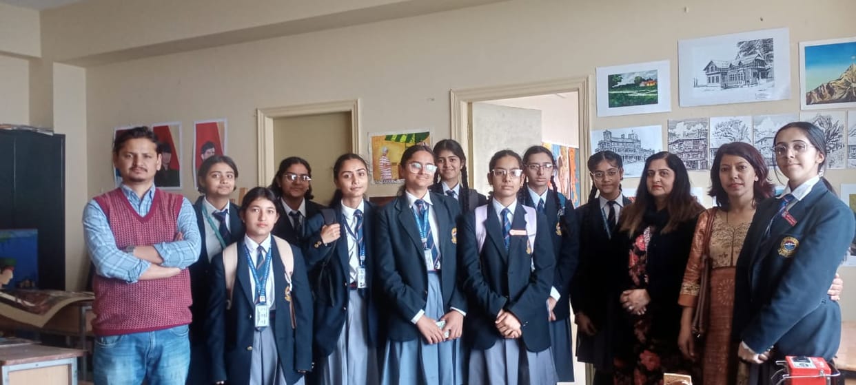 Students of DAV Ambuja Vidya Niketan Darlaghat visited the Lalit Kala Mahavidyalaya