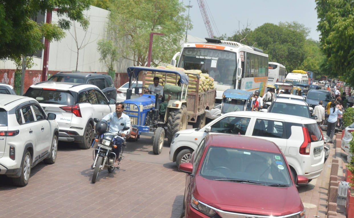 Closure of Shilpgram Parking Causes Traffic Congestion Near Taj Mahal