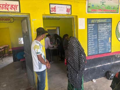 Controversy over EVMs in Sahaspur Lohara by-election uproar late in the evening in Kabirdham