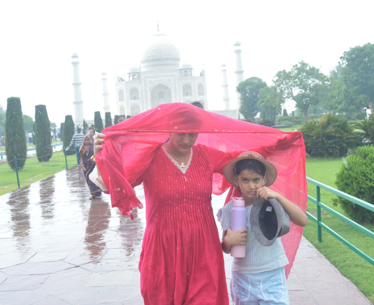 Heavy rain accompanied by hail, clouds will rain for three more days
