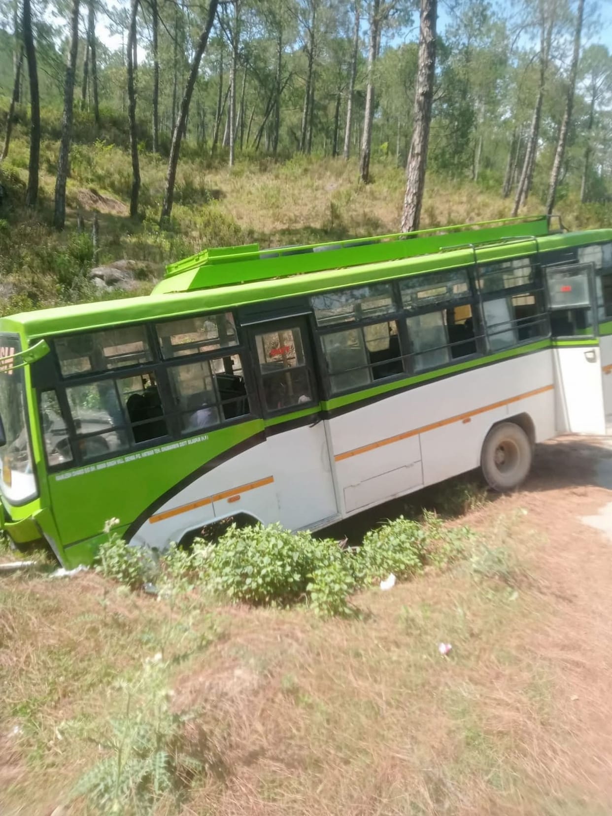 Private bus full of passengers met with an accident, 15 passengers injured