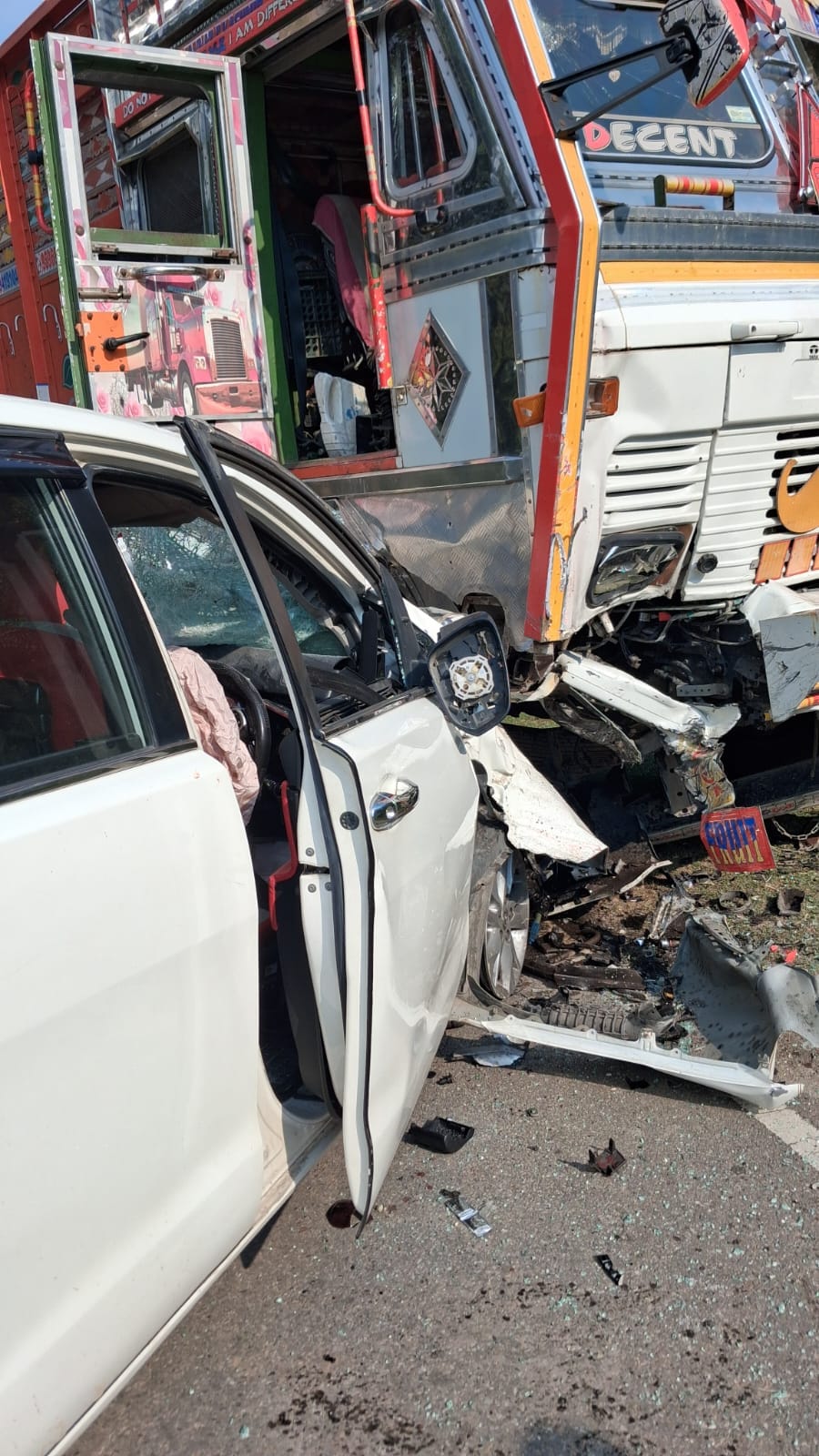 Innova-truck collision, airbags deploy to save lives