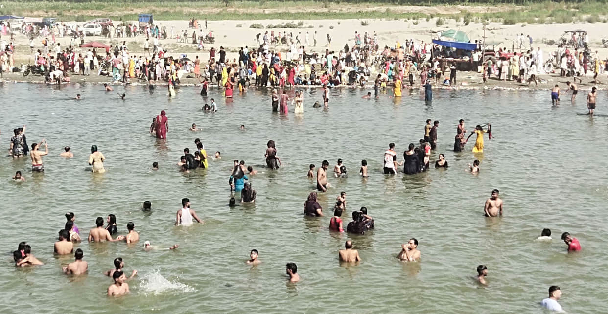 On the full moon day, devotees took a holy dip in the Yamuna.