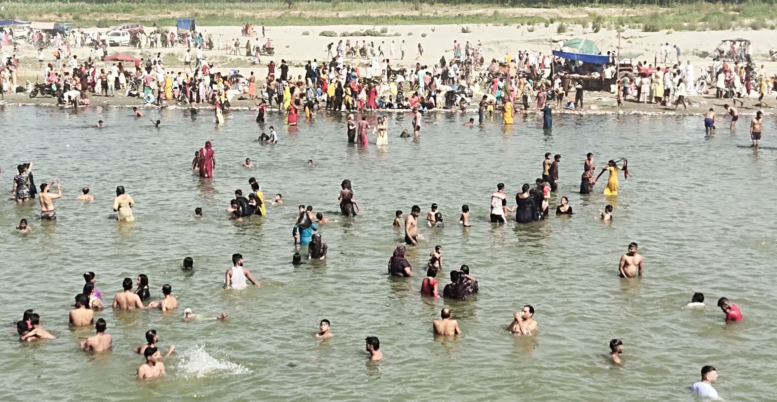 यमुना में स्नान करते श्रद्धालु। संवाद
