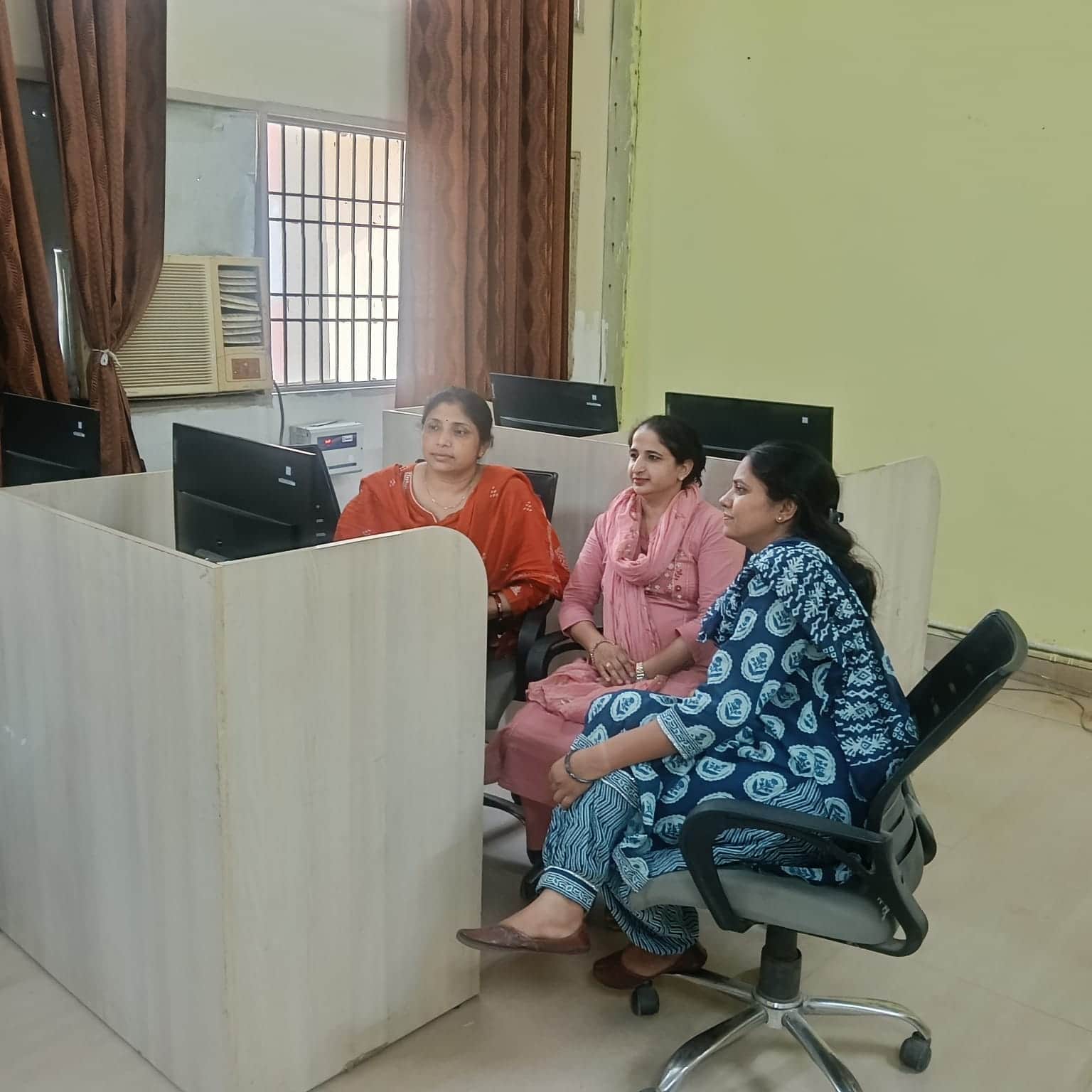 आईटीआई संस्थान में प्रवेश प्रक्रिया के पहले दिन ऑनलाइन आवेदनों की जांच करती महिला अधिकारी। संवा