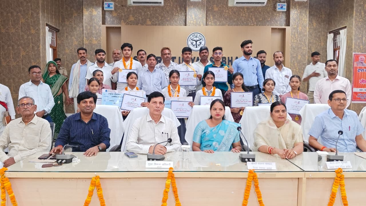 अमर उजाला की तरफ से हाईस्कूल व इंटरमीडिएट के मेधावियों को किया गया सम्मानित। संवाद