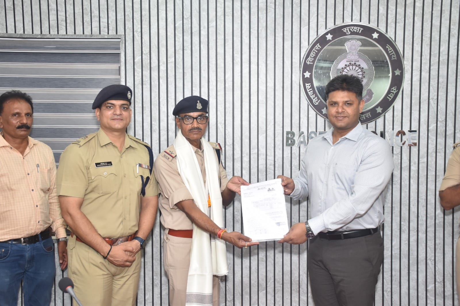 दो पुलिस अधिकारियों की फेयरवेल पार्टी