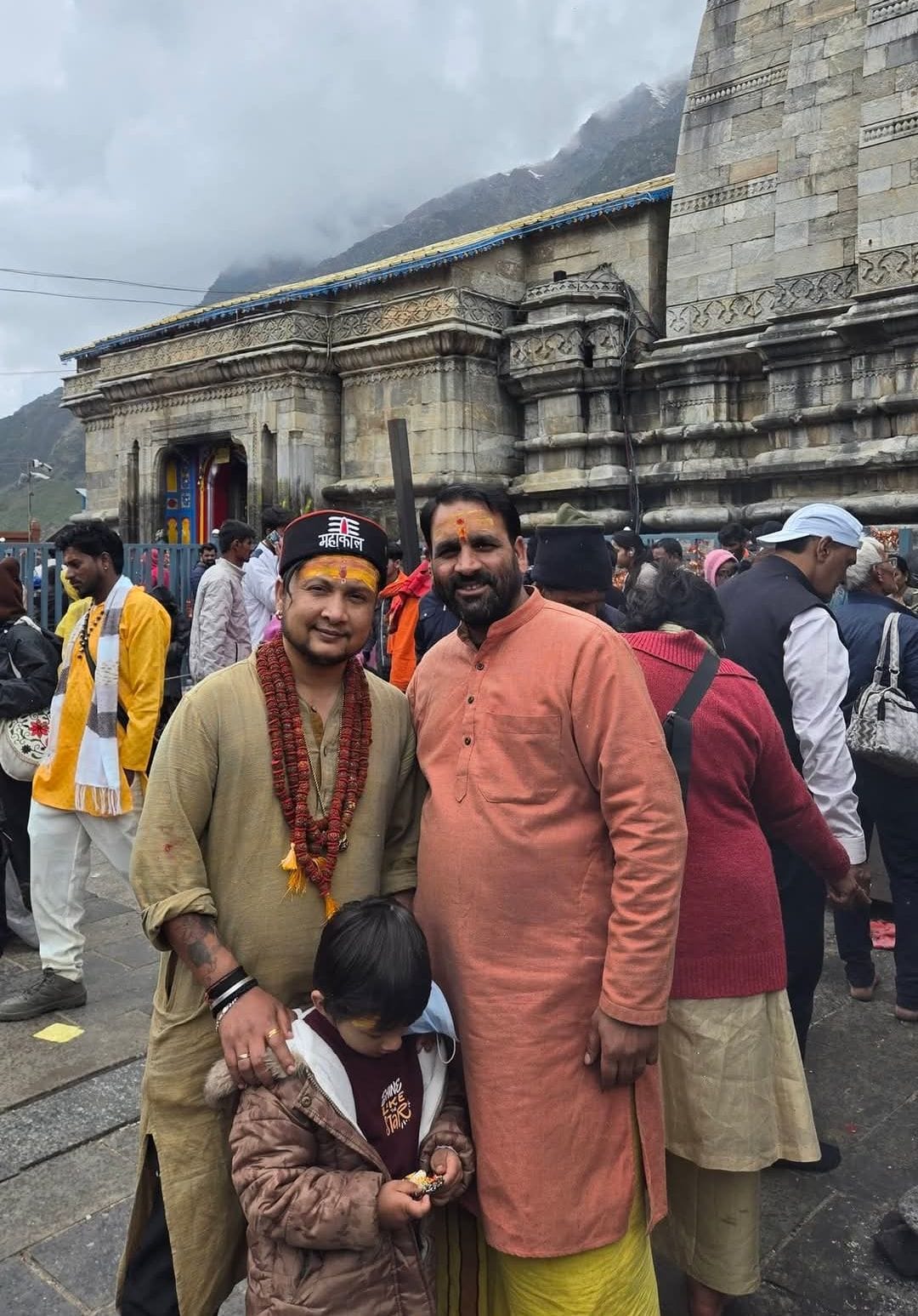 बाबा केदार के दर्शन को केदारनाथ पहुंचे गायक पवनदीप राजन। संवाद