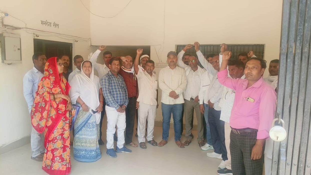 Employment Facilitators Go on Pen-Down Strike